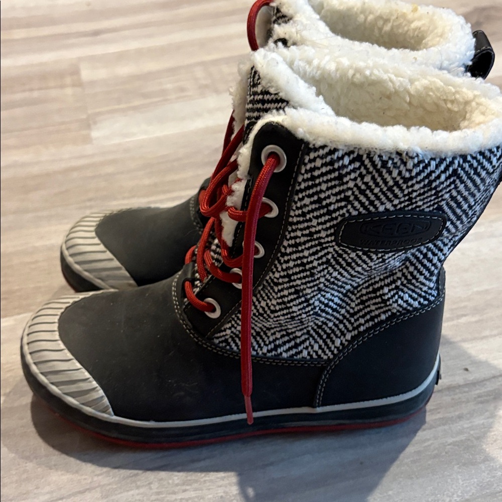 Keen Womens Snow Boots size 6.5